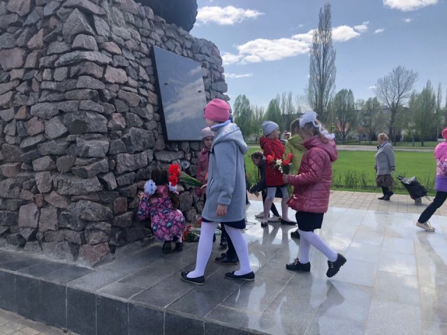 Школьники возложили цветы к памятнику "Катюша"